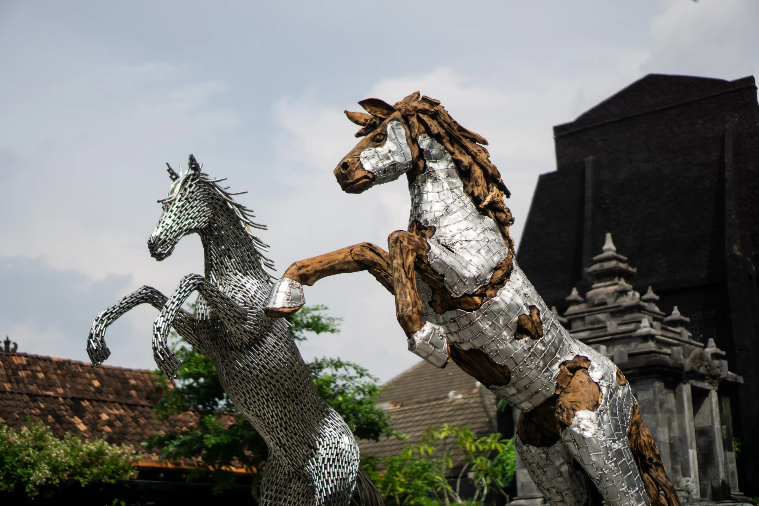 Instalasi patung wooden stainless mustang