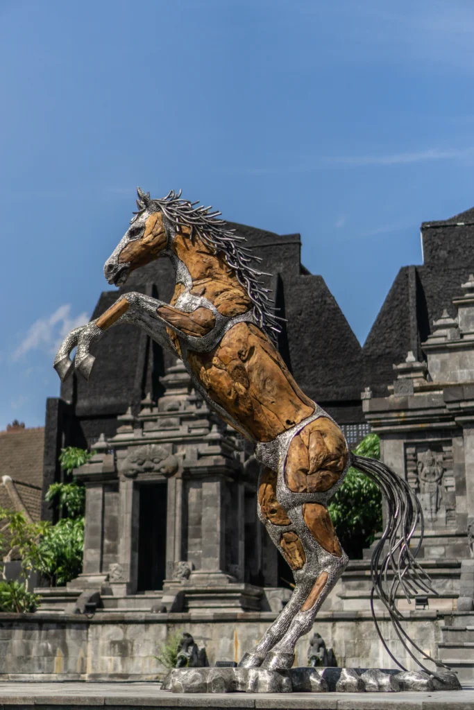 Instalasi patung Mustang horse