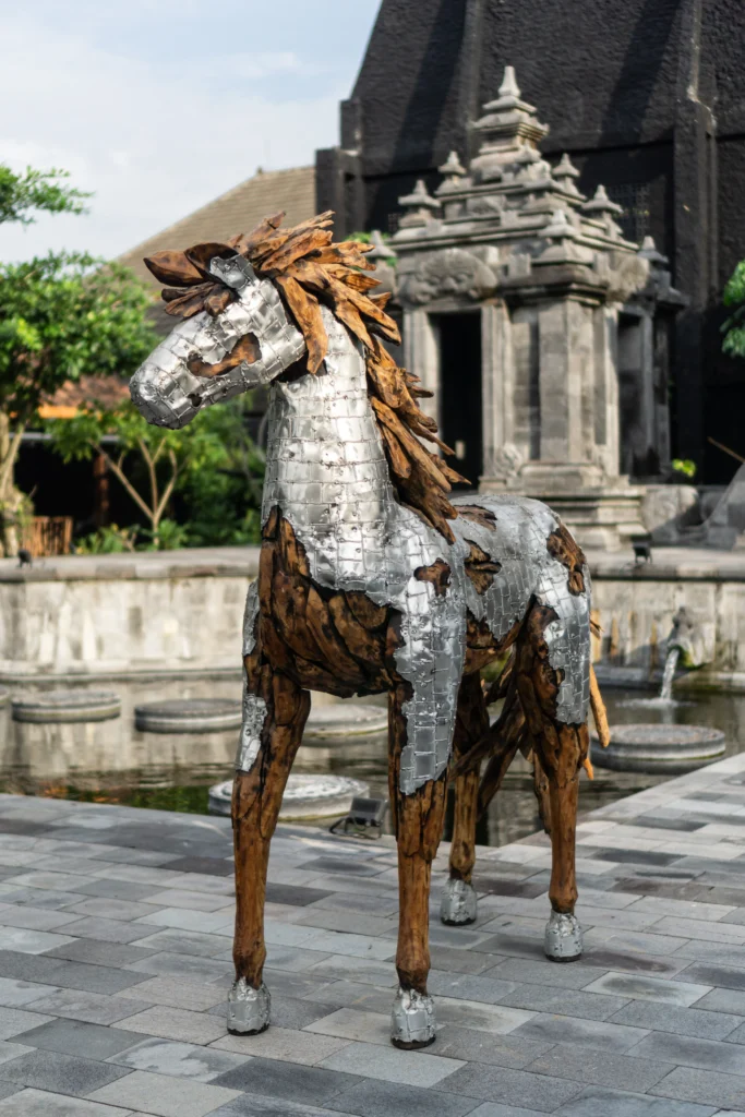 Instalasi patung Mustang horse