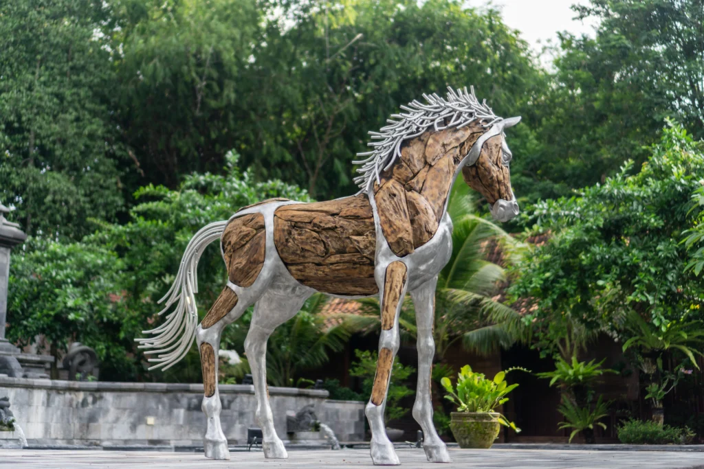 Instalasi patung Mustang horse